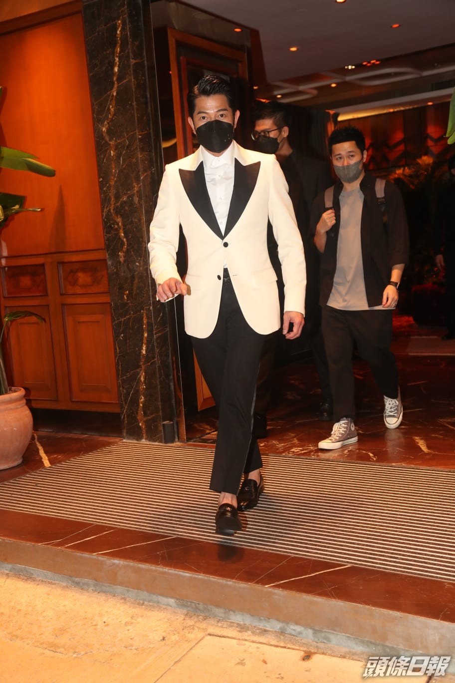 郭富城品嘗招牌名菜。